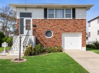 26 Lancaster Rd, Island Park, NY 11558