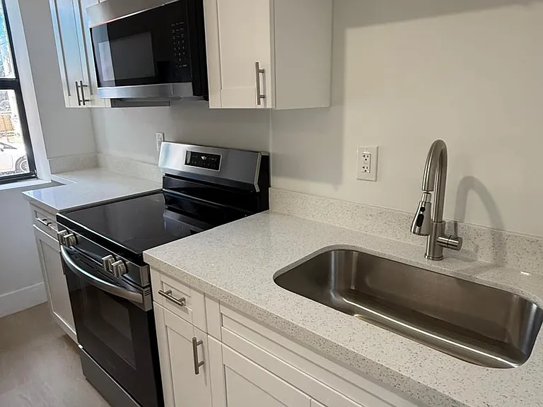 330 SW 5th Ave #2 — Photo 7