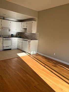 3rd image of 450 S Van Ness Ave #1