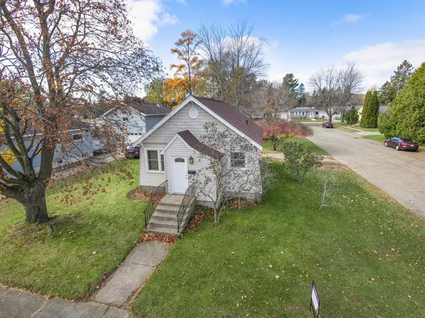 3217 14th St, Menominee, MI 49858