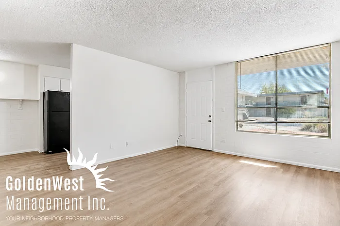 2041 W Berridge Ln #1 — Photo 2