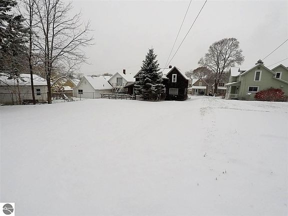 4th image of 410 E River St