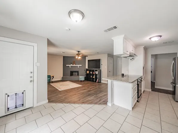 1017 Georgian Rd E, Saginaw, TX 76179