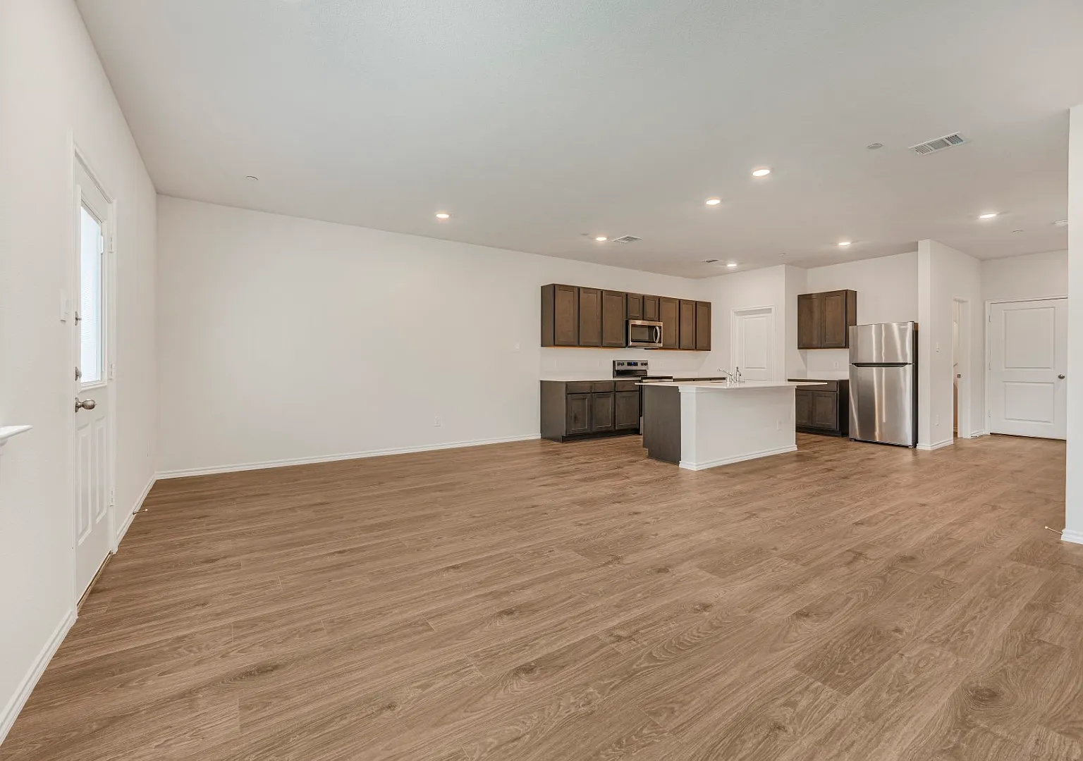 138 Hamilton Dr — Photo 1