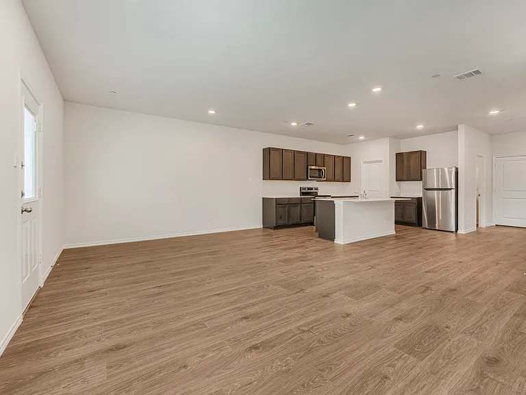 138 Hamilton Dr — Photo 1