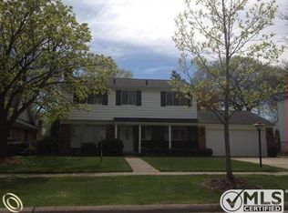653 Peachtree Ln, Grosse Pointe Woods, MI 48236