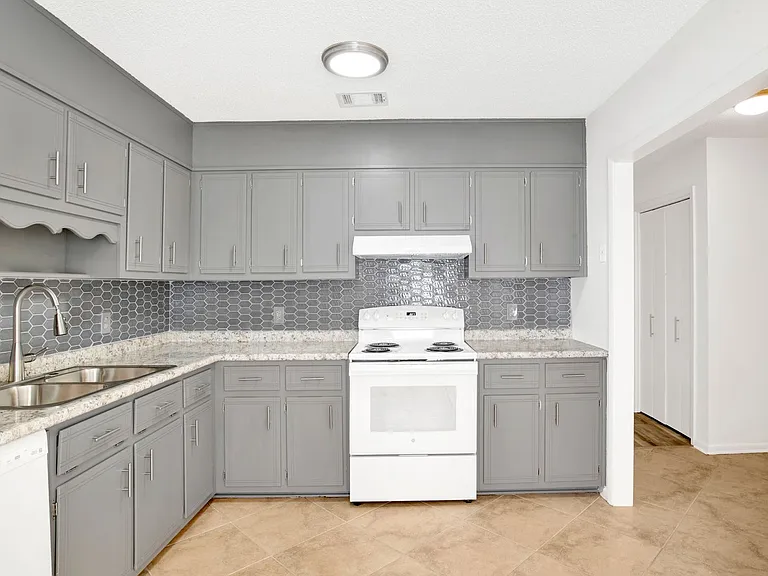 1382 Fairchild St #B — Photo 2