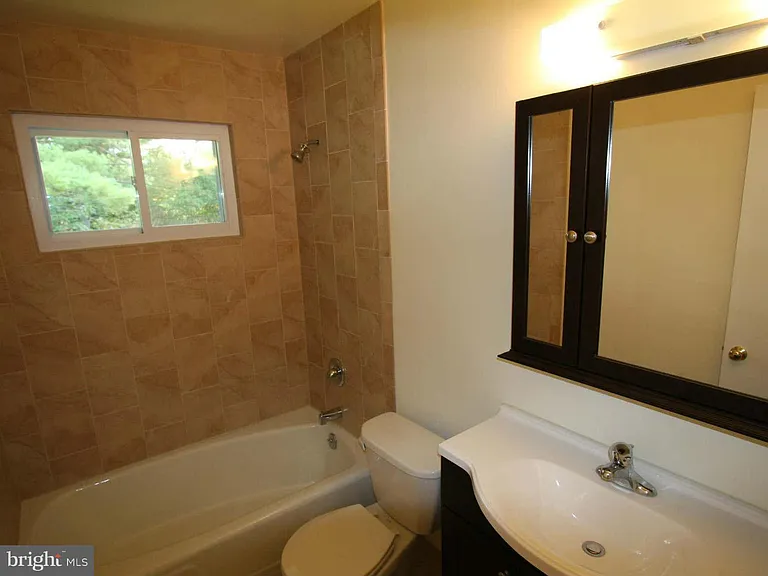 1103 Roberta Ct — Photo 17