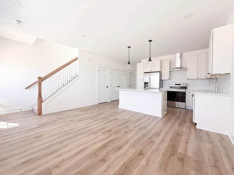 1385 Meridian St — Photo 7