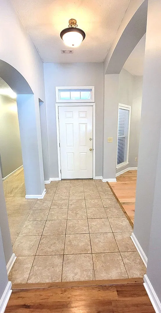 Beautiful 4 bedroom 2 bath, 2-car garage on corner lot in Billingsly Place Neighborhood — Photo 3