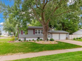 4006 Hillandale Rd, Davenport, IA 52806