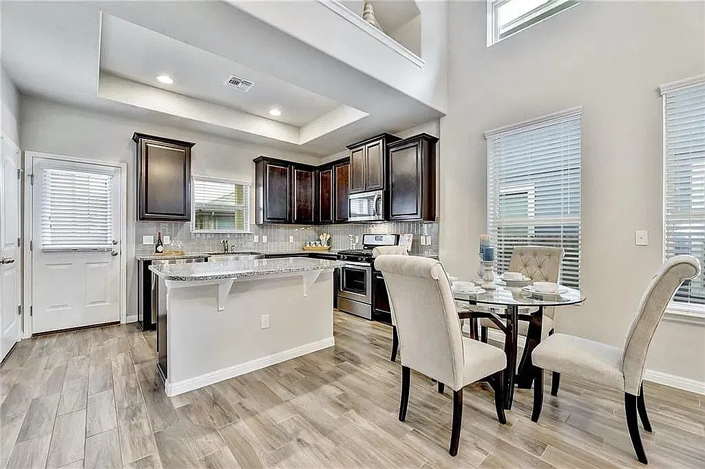 3 bed, 2.5 bath, 1888 sqft, $2,400 — Photo 3
