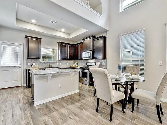3rd image of 907 Firebranch Trl