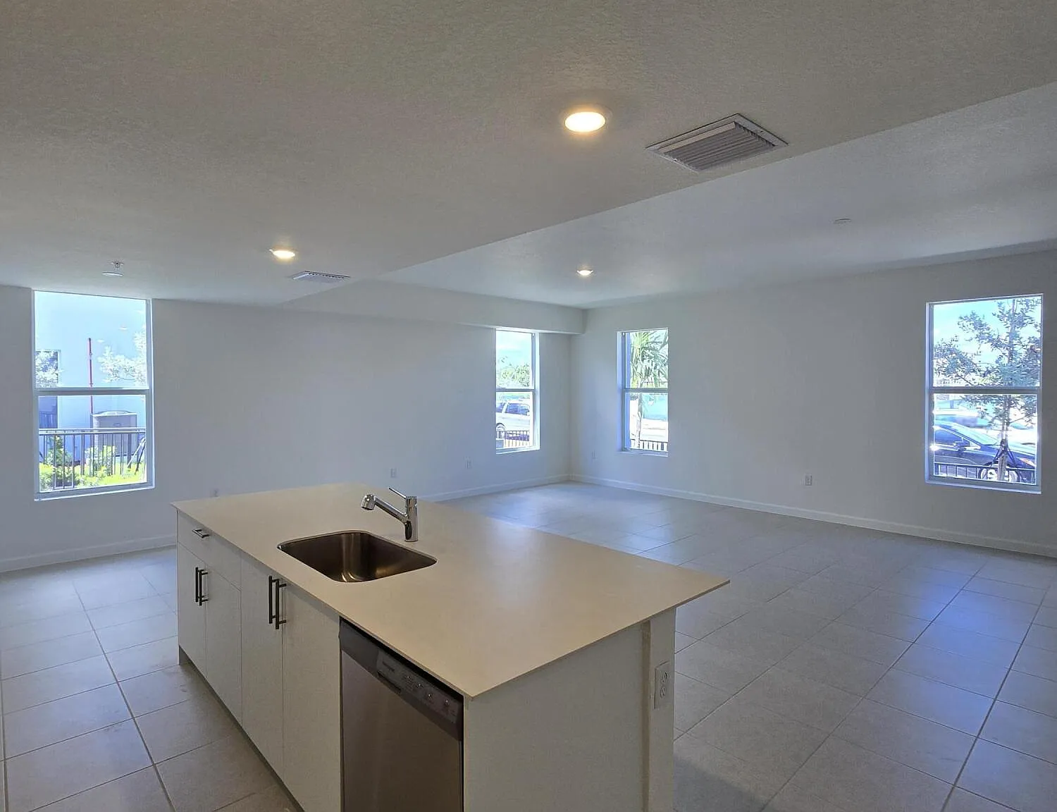 3 bed, 2.5 bath, 1599 sqft, $3,300 — Photo 3