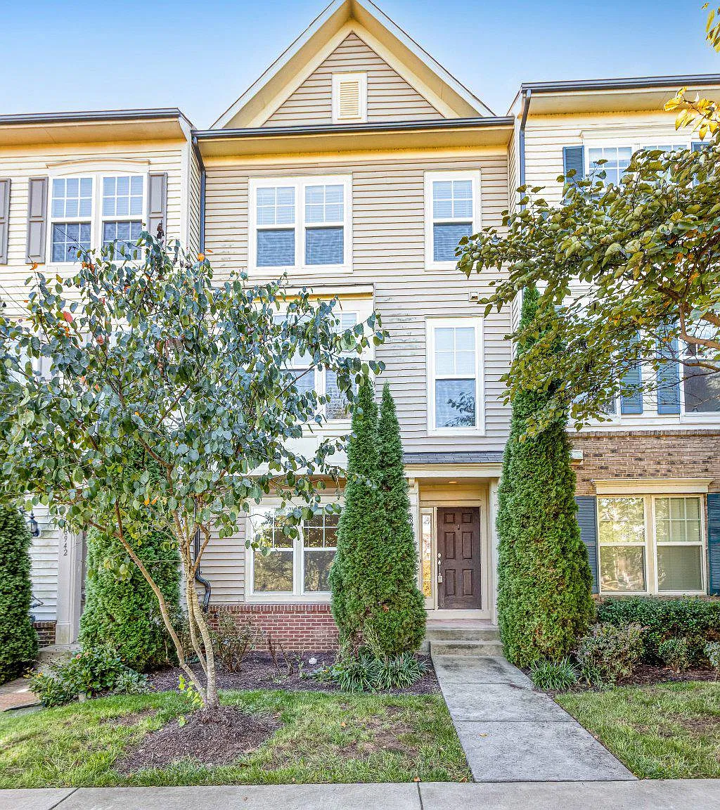3 bed, 3.5 bath, 1995 sqft, $3,000 — Photo 1