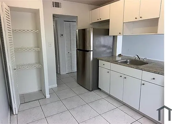 525 N 62nd Ave #7 — Photo 1