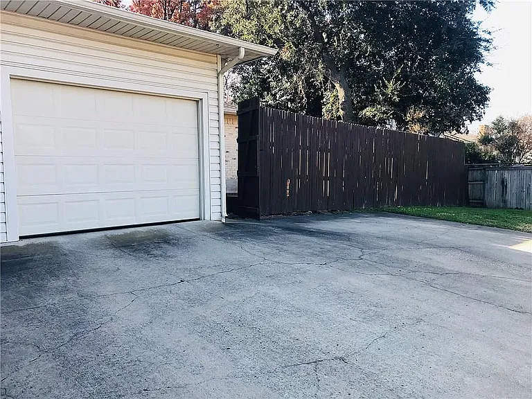7623 Wellcrest Dr — Photo 16