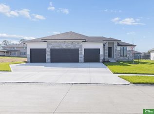 9815 Cumberland Dr, Papillion, NE 68046