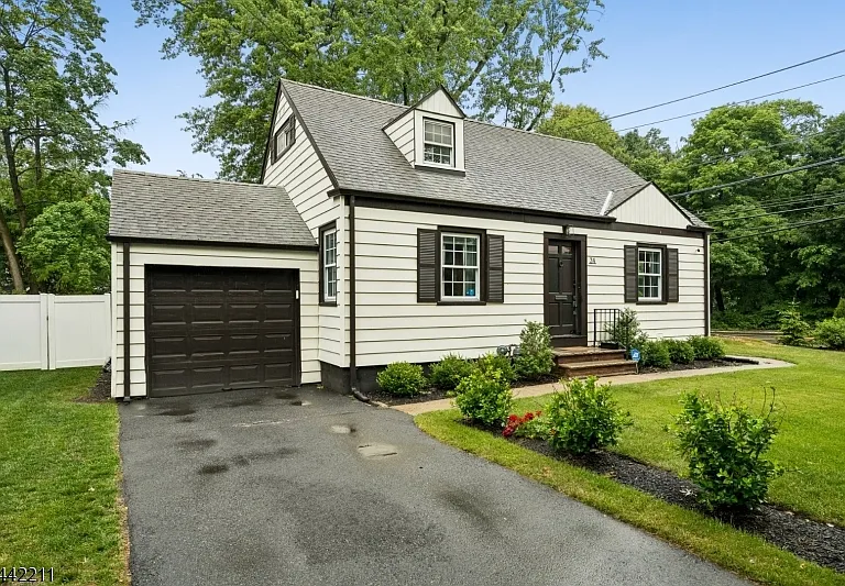 24 Iris Rd — Photo 1