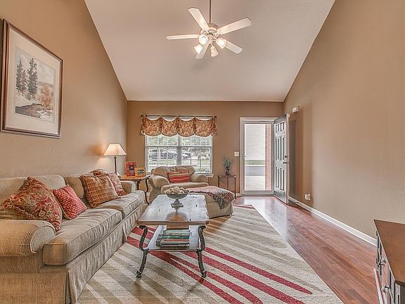 3rd image of 1019 Maricopa Dr
