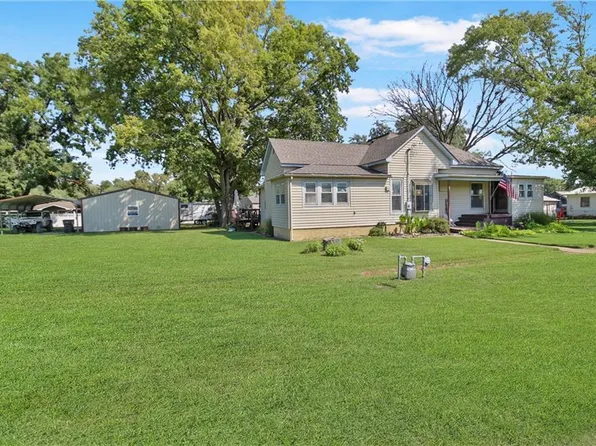 911 E 5th St, Altamont, KS 67330