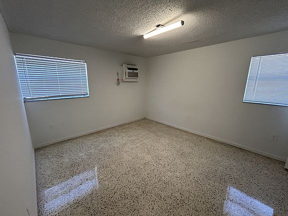5th image of 142 SW 18th Ave APT 20