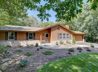 W272N1355 Springhill Dr, Pewaukee, WI 53072