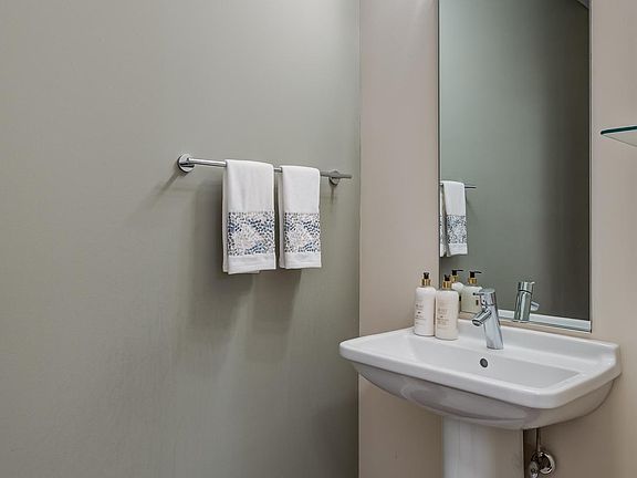 3rd image of 9 N Euclid Ave #605