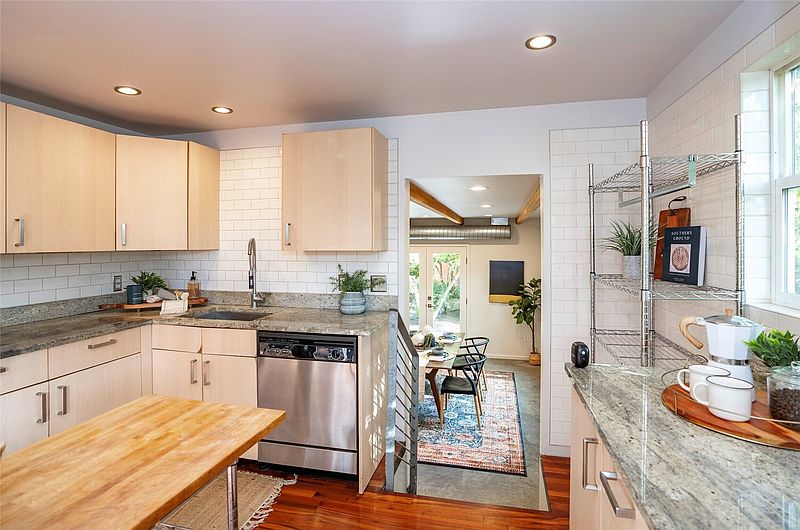 5th image of 8738 Hamlet Avenue S