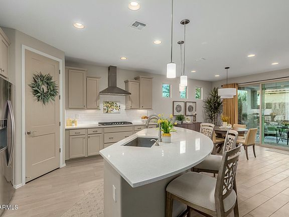 3rd image of 4107 N HAWTHORN Drive