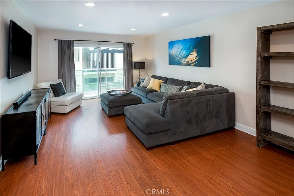 2 bed, 946 sqft, $4,600 — Photo 3