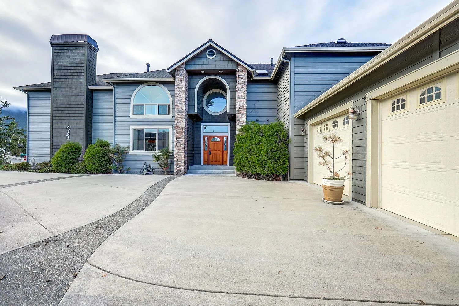 2394 Robertson Crst photo 1