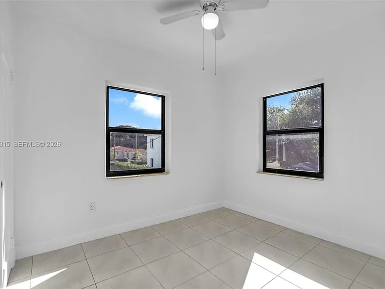 130 SW 31st Ct #3 — Photo 5