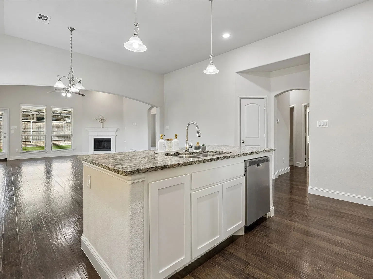 4 bed, 3.0 bath, 2249 sqft, $3,300 — Photo 3