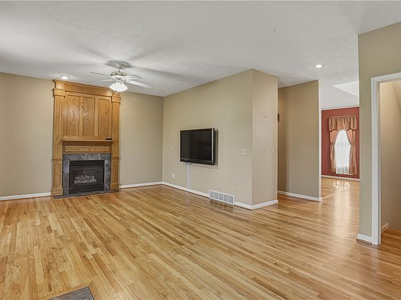 5th image of 11 Turnberry Dr