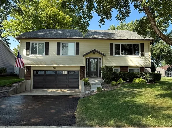 1940 Division St, St Charles, IL 60174