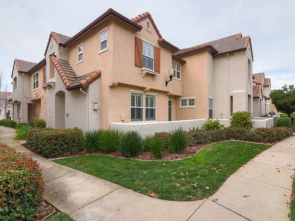 3rd image of 803 Esplanade Cir