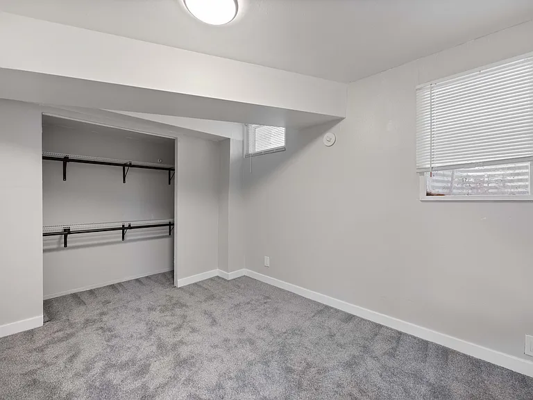 Thomas Logan Apartments — Photo 20