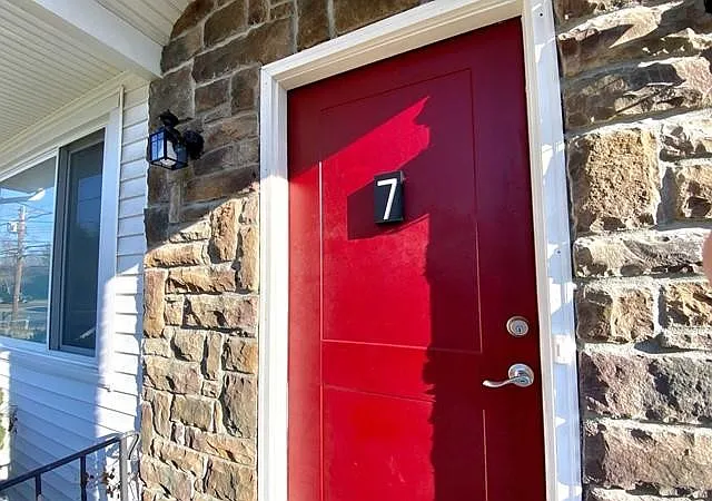 7 Holland Ave — Photo 1