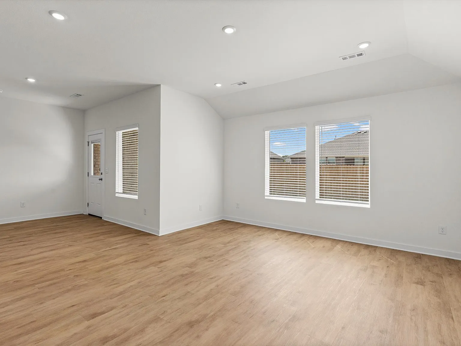 3 bed, 1637 sqft, $1,950 — Photo 4