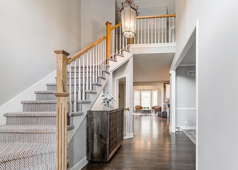 Beautiful 2 story entry