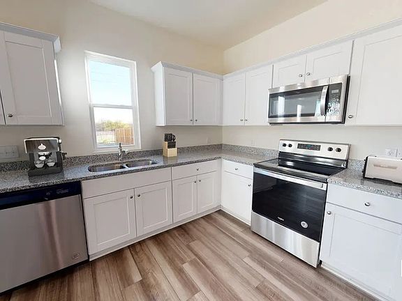 3rd image of 221 Savannah Way