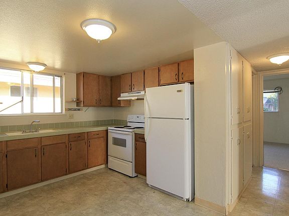 5th image of 667 Bronte Ave