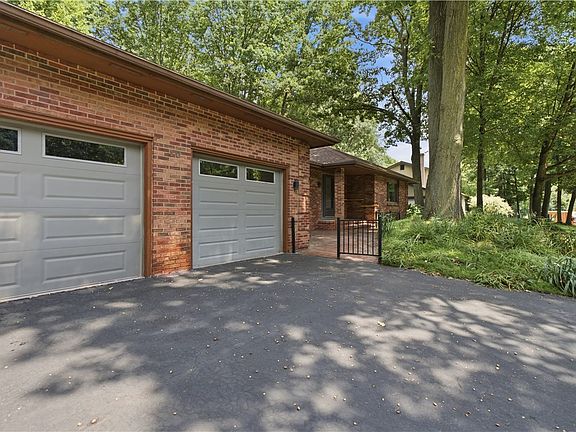 3rd image of 10 Woodbriar Ln