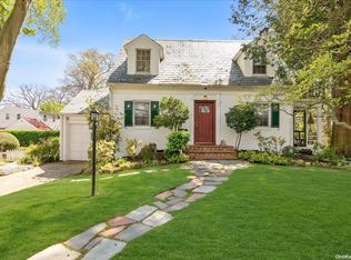 11 Mayfair Ct, Freeport, NY 11520