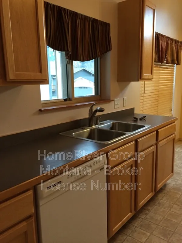 4 bed, 2.0 bath, 2000 sqft, $2,795 — Photo 3
