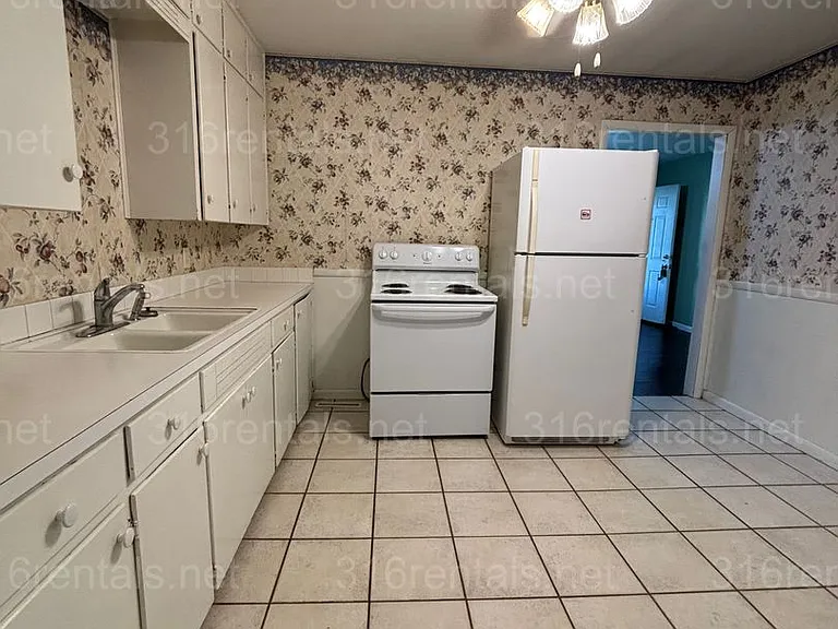 418 N State St — Photo 8