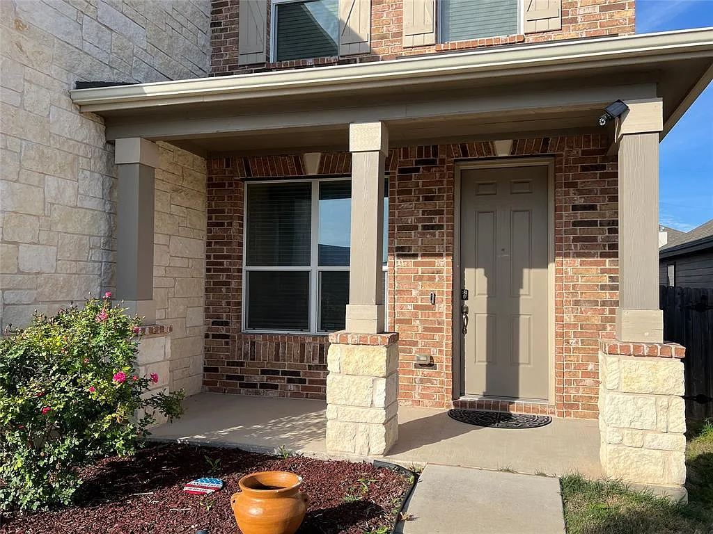 3 bed, 2.5 bath, 2281 sqft, $2,250 — Photo 2