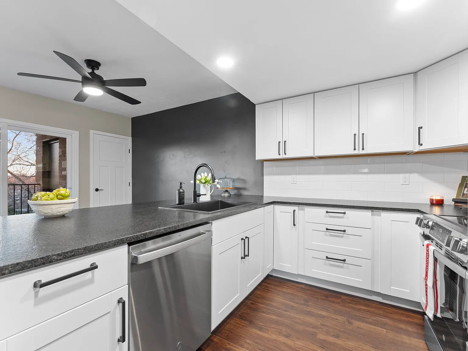 2 bed, 900 sqft, $1,650 — Photo 2
