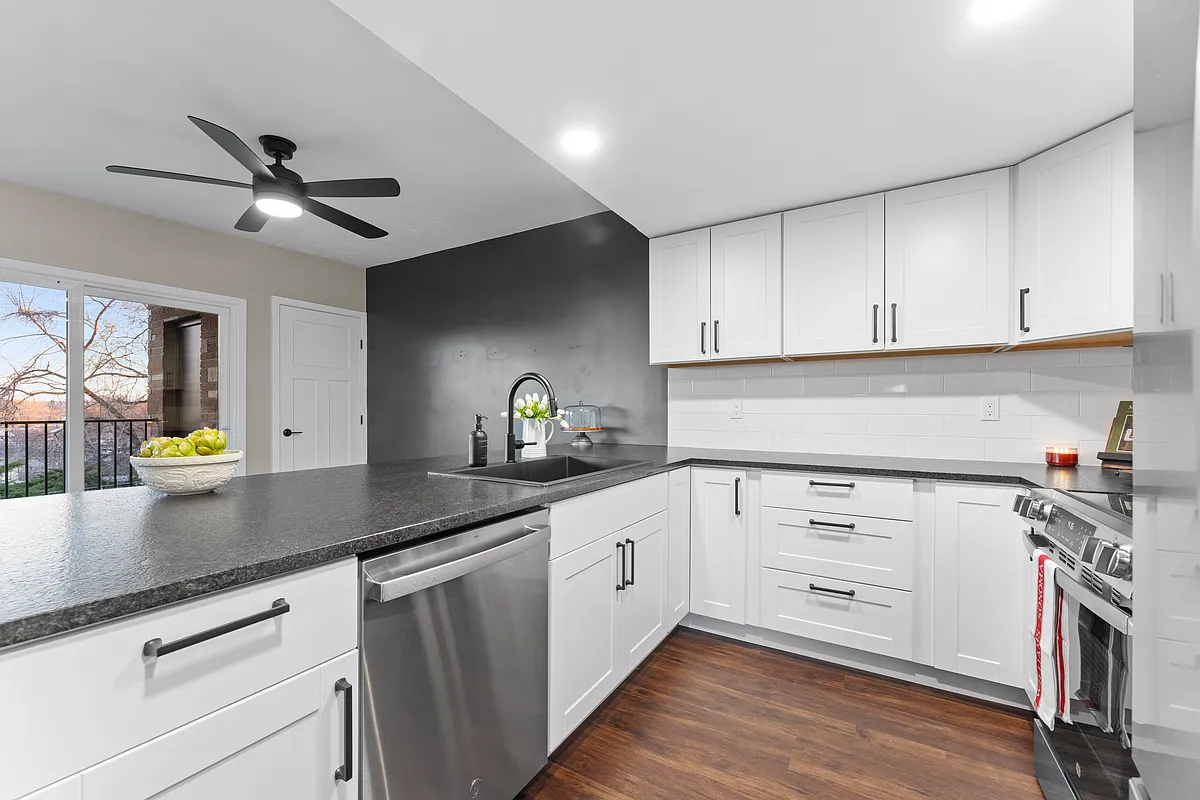 Building Photo - 605 W Crest Dr #3